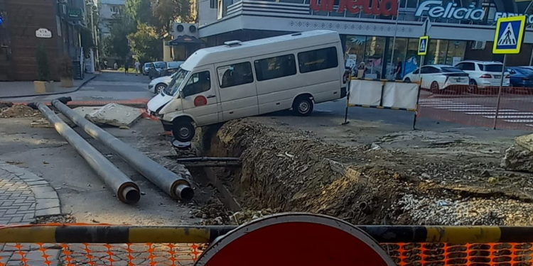 „Zona de lucru este îngrădită”. Termoelectrica, după ce un microbuz a ajuns într-un șanț de pe strada Paris