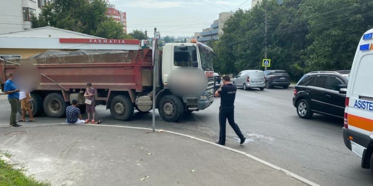 O femeie de 72 de ani, accidentată mortal de un camion, în capitală