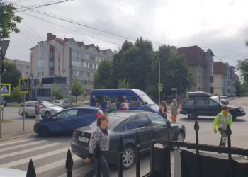 O tânără de 18 ani a ajuns la spital după ce microbuzul de rută în care se afla s-a pomenit într-un accident, în capitală | VIDEO
