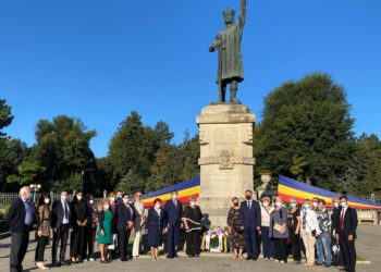 Deputații și membrii partidului „Șor”, primii  au adus un omagiu „Limbii Noastre”. Sergiu Sîrbu: Sperăm ca limba să fie acel element definitoriu care să unească întreaga societate | VIDEO