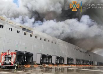 Под Одессой загорелись склады сети супермаркетов | VIDEO