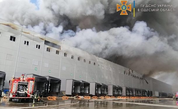 Под Одессой загорелись склады сети супермаркетов | VIDEO