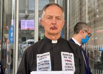 Священник зашил себе рот из-за проблем климата | VIDEO