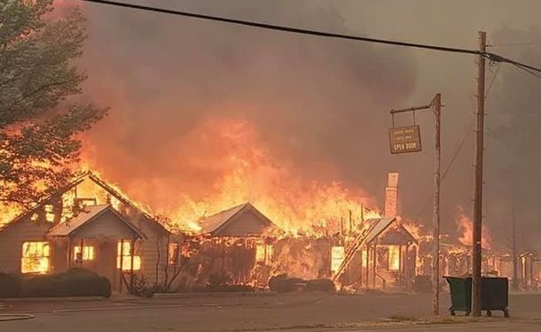 В США лесной пожар полностью уничтожил город