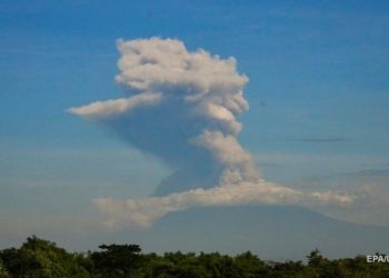 В Индонезии начал извергаться вулкан Мерапи | VIDEO
