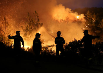 Sute de oameni protestează, în Grecia, nemulțumiți de modul în care guvernul gestionează criza incendiilor | VIDEO