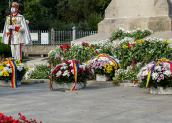 30 de ani de Independență, întâmpinați cu întârziere. Evenimentele au fost întrerupte pentru o oră, deoarece președinții României și Ucrainei nu puteau ajunge în țară | VIDEO