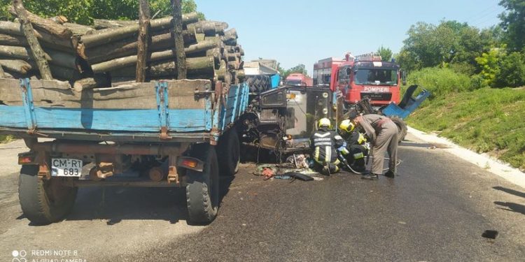 Tractor rupt în două de un camion la Cimișlia: Un bărbat a murit pe loc | FOTO