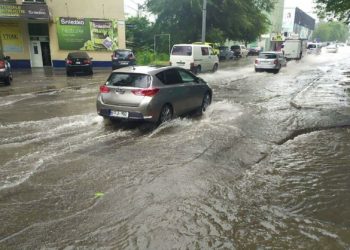 Drumurile s-au transformat în râuri, iar vântul a doborât copaci: Capitala, din nou, a suferit din cauza precipitațiilor | VIDEO