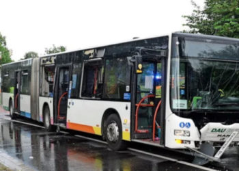 Один человек погиб и 19 пострадали в аварии грузовика и автобуса в ФРГ