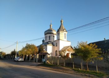 Preotul din satul Răzeni, Ialoveni, scos cu forța din biserică. Mai multe femei l-au hărțuit până l-au lăsat fără haine | VIDEO