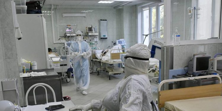 Эксперт рассказал о человеке, который заразил коронавирусом 1,5 тыс. в России