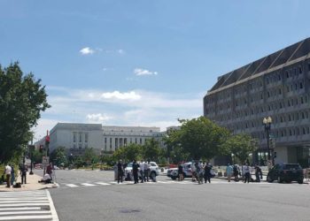 Bărbatul care a ameninţat că va detona o bombă în apropierea Capitoliului este în custodia poliţiei