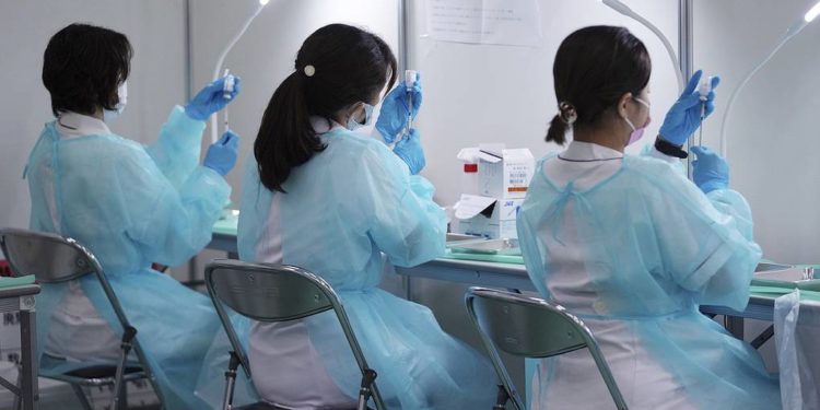 В Японии два человека умерли после вакцинации от коронавируса препаратом Moderna