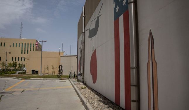 Drapelul american, retras de la ambasada SUA din Kabul. „Vom transfera în afara ţării mii de cetăţeni americani”