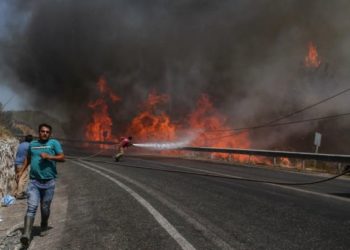 Un sat din Turcia a fost mistuit de flăcări în 20 de minute | VIDEO