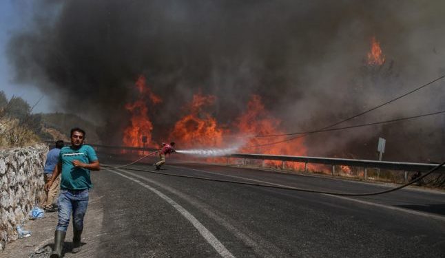 Un sat din Turcia a fost mistuit de flăcări în 20 de minute | VIDEO