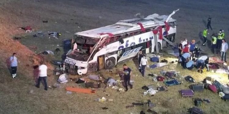При аварии автобуса в Турции погибли 14 человек