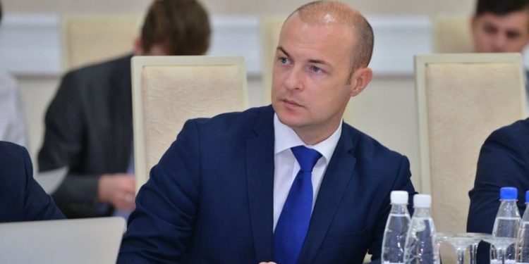 Șef la Agenția Medicamentului pentru 3 minute: Eremei Priseajniuc restabilit, apoi eliberat din funcție de către Guvern, „la pachet” cu actuala directoare | VIDEO