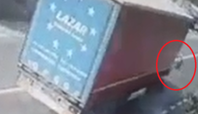 Imagini incredibile cu un TIR care evită milimetric o femeie de 90 de ani | VIDEO