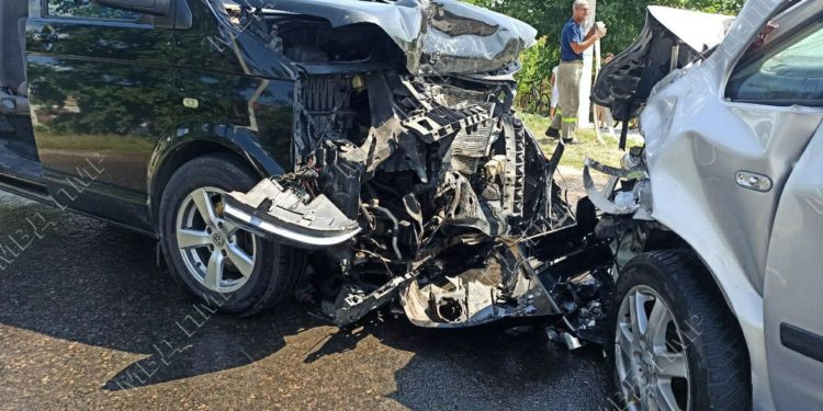 Grav accident la Slobozia: Două mașini s-au ciocnit frontal. Sunt răniți | FOTO