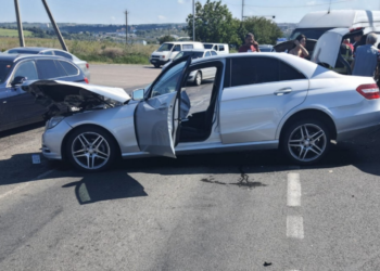 Două Mercedesuri s-au ciocnit la Ialoveni: Doi bărbați au ajuns la spital | FOTO