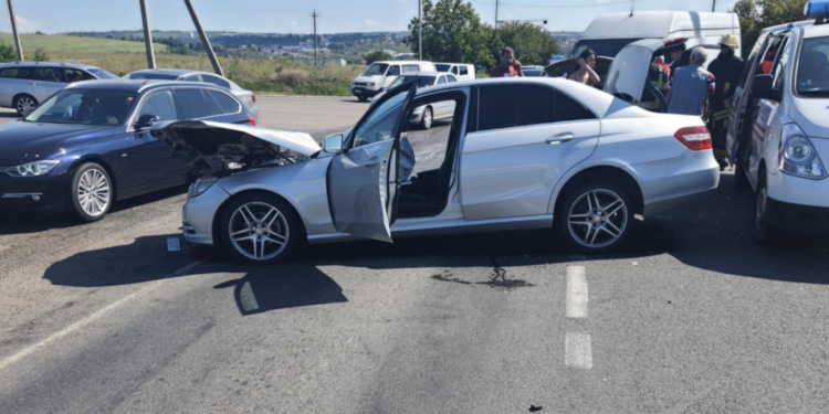 Două Mercedesuri s-au ciocnit la Ialoveni: Doi bărbați au ajuns la spital | FOTO