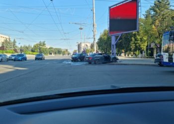 Grav accident în inima Chișinăului. Un BMW „a luat cu asalt” un panou publicitar | FOTO
