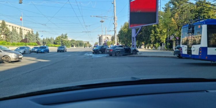 Grav accident în inima Chișinăului. Un BMW „a luat cu asalt” un panou publicitar | FOTO