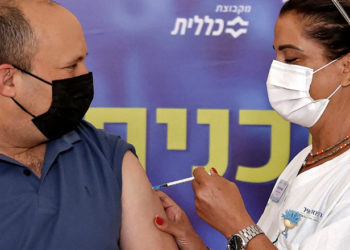 Премьер Израиля одним из первых среди граждан страны старше 40 лет получил третью дозу вакцины от COVID-19