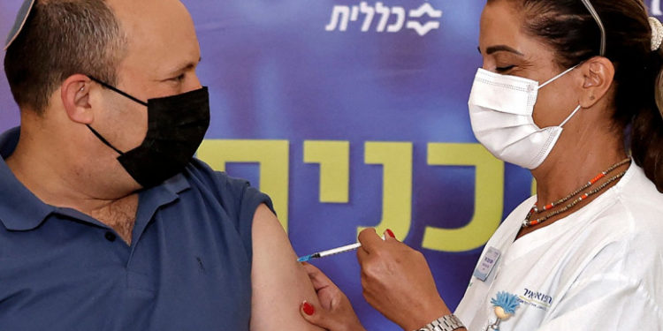 Премьер Израиля одним из первых среди граждан страны старше 40 лет получил третью дозу вакцины от COVID-19