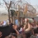 Femeile afgane plâng și își aruncă bebelușii peste gardul de sârmă ghimpată în aeroportul din Kabul: „Ajutați-ne, vin talibanii!” | VIDEO