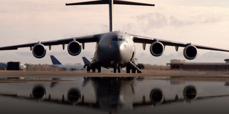 Imaginea disperării: Aproape 650 de afgani înghesuiți într-un avion făcut să transporte de patru ori mai puțini oameni | FOTO