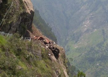 Zeci de oameni îngropați de vii, după ce o alunecare de teren uriașă a lovit o autostradă din India