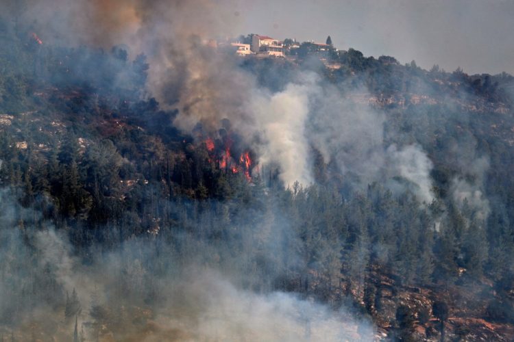 Pompierii evacuează orașele de lângă Ierusalim, după ce un incendiu de vegetație continuă să se extindă | FOTO