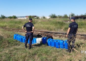 17 butelii cu motorină – camuflate în preajma unei căi ferate