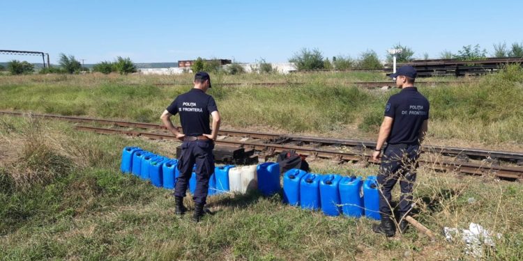 17 butelii cu motorină – camuflate în preajma unei căi ferate
