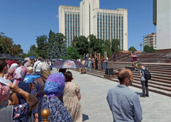 Fără măști, dar cu icoane și cruci: Sute de enoriași au protestat la Guvern și Președinție împotriva vaccinării obligatorii anti-Covid | VIDEO