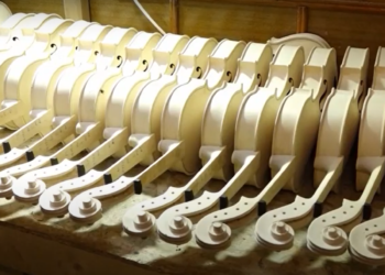 Singura fabrică de viori din Moldova activează în satul Fetești, unde zilnic sunt confecționate peste 30 de instrumente | VIDEO