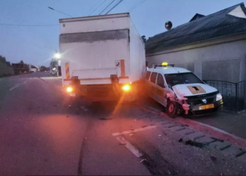 A vrut să ocolească o pisică, dar a ajuns cu camionul într-o casă | FOTO