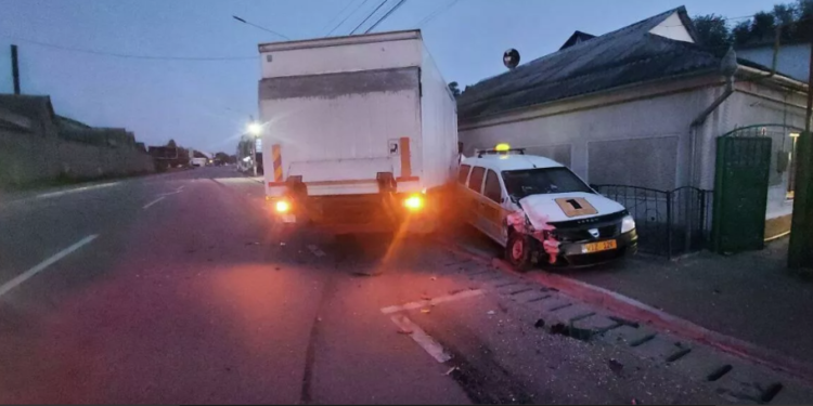 A vrut să ocolească o pisică, dar a ajuns cu camionul într-o casă | FOTO