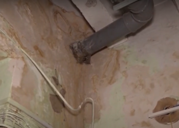 Țevi ruginite, fire electrice desprinse, mucegai și igrasie: Biblioteca ”Itzik Manger” din capitală este inundată după fiecare ploaie, însă autoritățile nu intervin | VIDEO