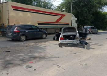 Impact șocant la Cahul! Un BMW, pus pe brânci după ce a fost tamponat de un microbuz. I-a sărit roțile | VIDEO/FOTO