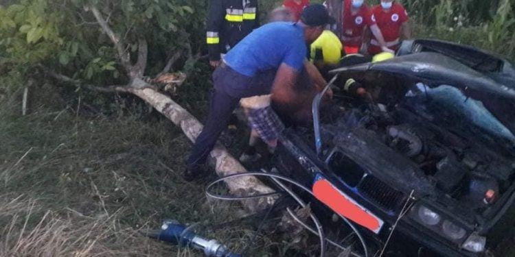 Ar fi vrut să evite impactul cu un câine și s-a inversat într-un șanț. O minoră a avut de suferit | FOTO