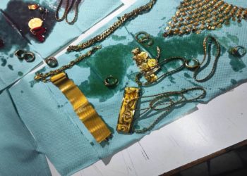 O moldoveancă a fost prinsă la Vama Albița cu un kilogram de aur, ceasuri și bani ascunși în bagaj. De unde au provenit bunurile? | VIDEO