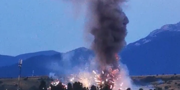 Explozie la un depozit de artificii în România. O persoană a decedat, alte două sunt intoxicate cu fum | VIDEO