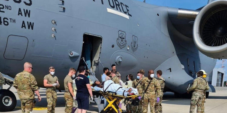 O femeie afgană a născut la bordul aeronavei SUA care o evacua din Afganistan