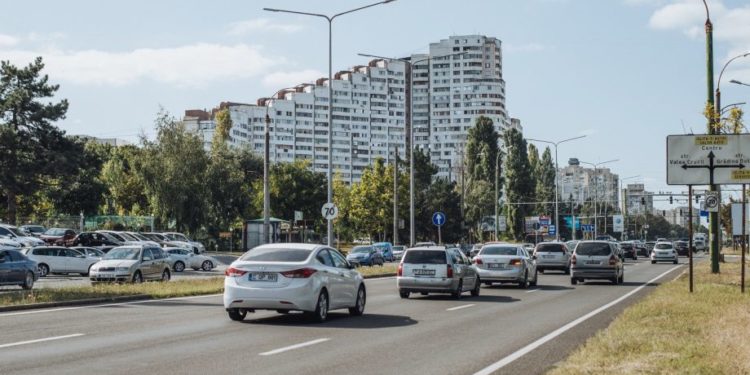 Peste 82 % dintre mașinile exploatate în Moldova au mai mult de 10 ani. Specialiștii spun că numărul va crește în continuare