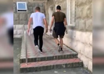 Doi tineri din Chișinău, care au bătut și jefuit vânzătoarea unui magazin acum o lună, reținuți | VIDEO