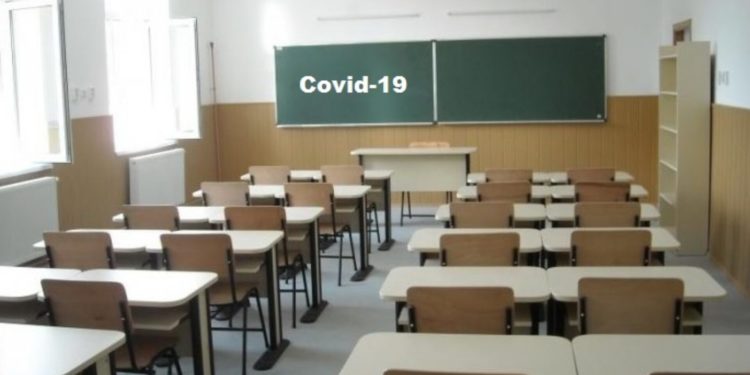 „Nu renunțăm la proteste”. Asociația Obștească ”Părinți Solidari” cere anularea obligativității elevilor să păstreze în școli distanța de cel puțin un metru | VIDEO